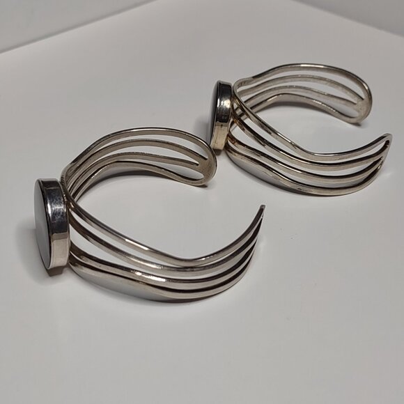 Very Cool Matching Set Of 2 Black And Silver Tone Vintage Cuff Bracelets - Picture 5 of 8